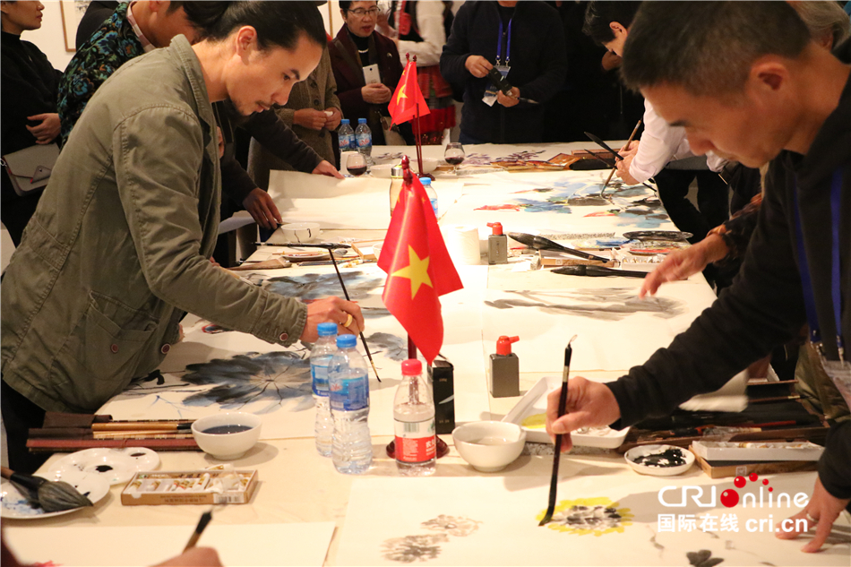 中越民族文化交流活动艺术作品展在河内开幕